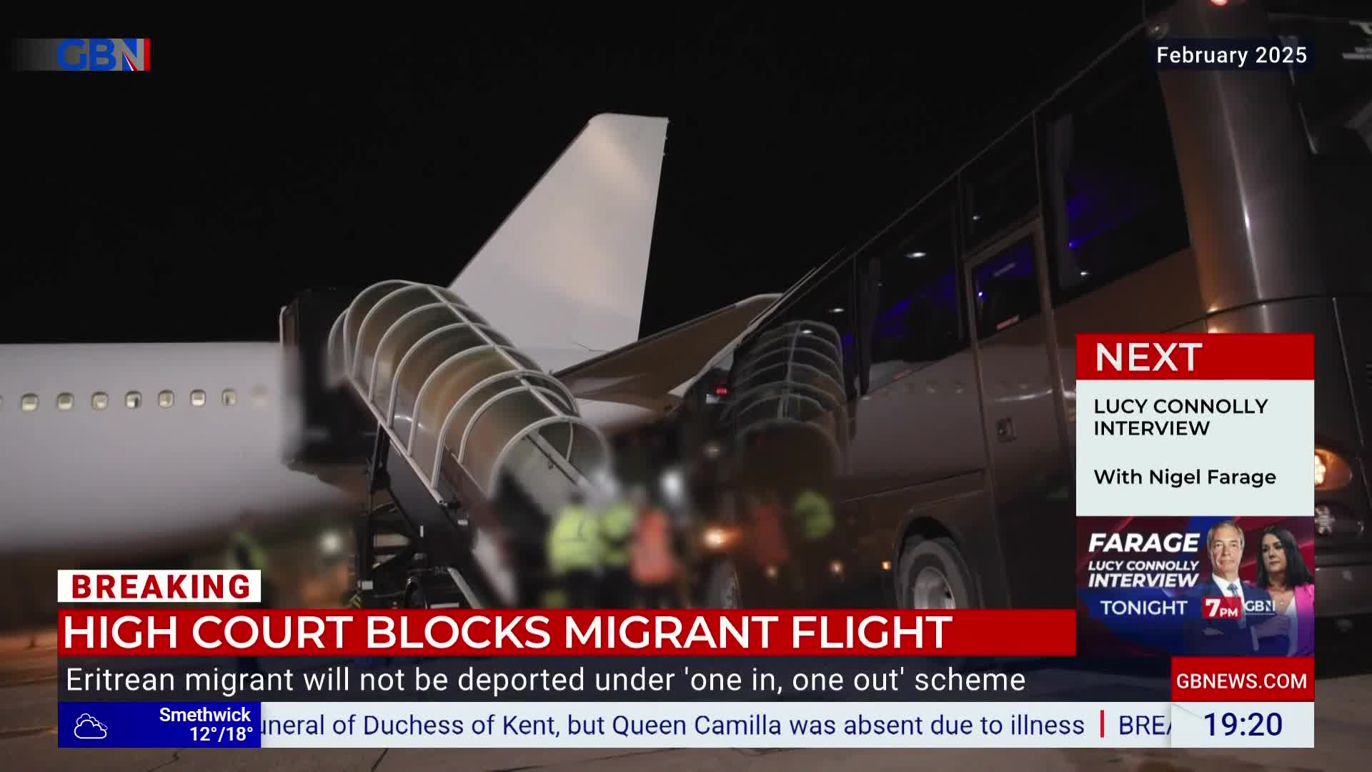 An airplane's ramp leads to a bus, with a GB News graphic reporting a court decision on migrant deportations. The scene is lit at night, with the plane's wing and tail visible.
