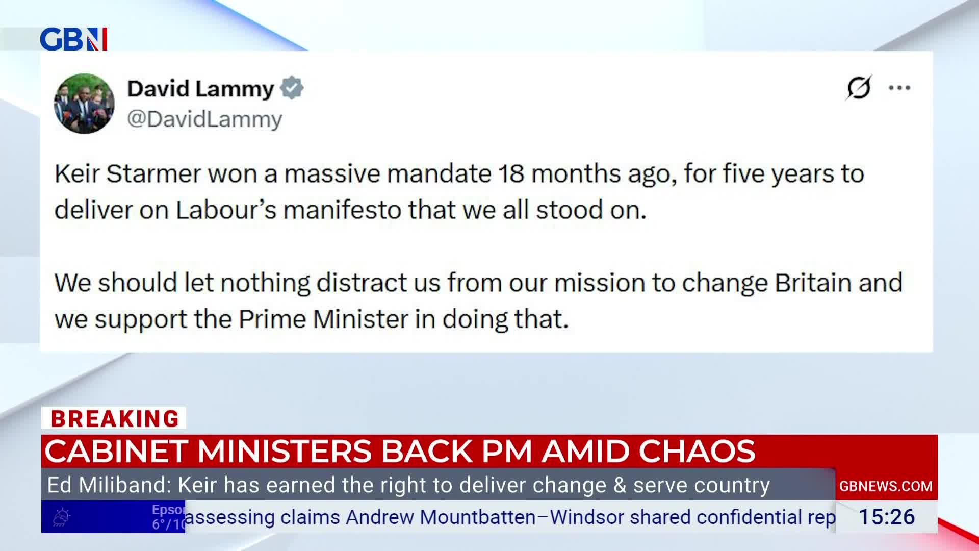 A tweet from David Lammy, visible on a GB News screen, states Keir Starmer won a mandate to deliver Labour's manifesto. Below, a breaking news banner reads "CABINET MINISTERS BACK PM AMID CHAOS."