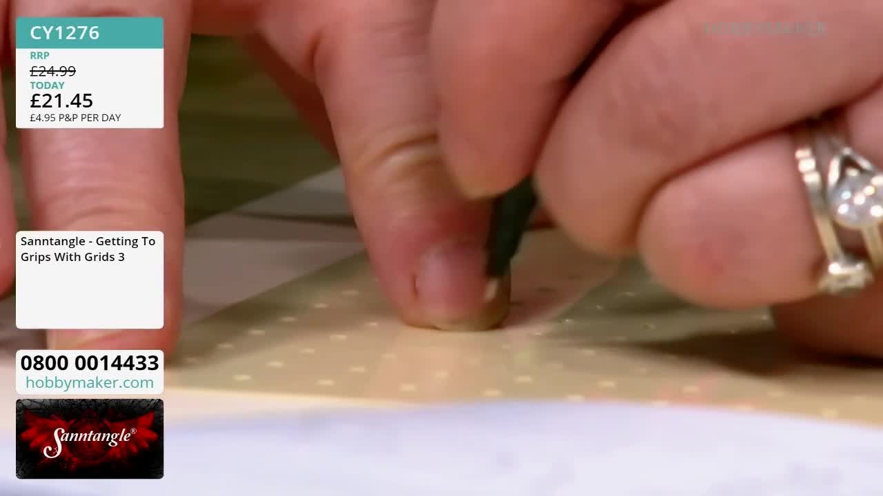 A hand, adorned with a ring, carefully guides a dark pen across a surface dotted with small circles. The Hobby Maker segment focuses on the "Sanntangle" technique of working with grids.
A hand, adorned with a ring, carefully guides a dark pen across a surface dotted with small circles. The Hobby Maker segment focuses on the "Sanntangle" technique of working with grids.