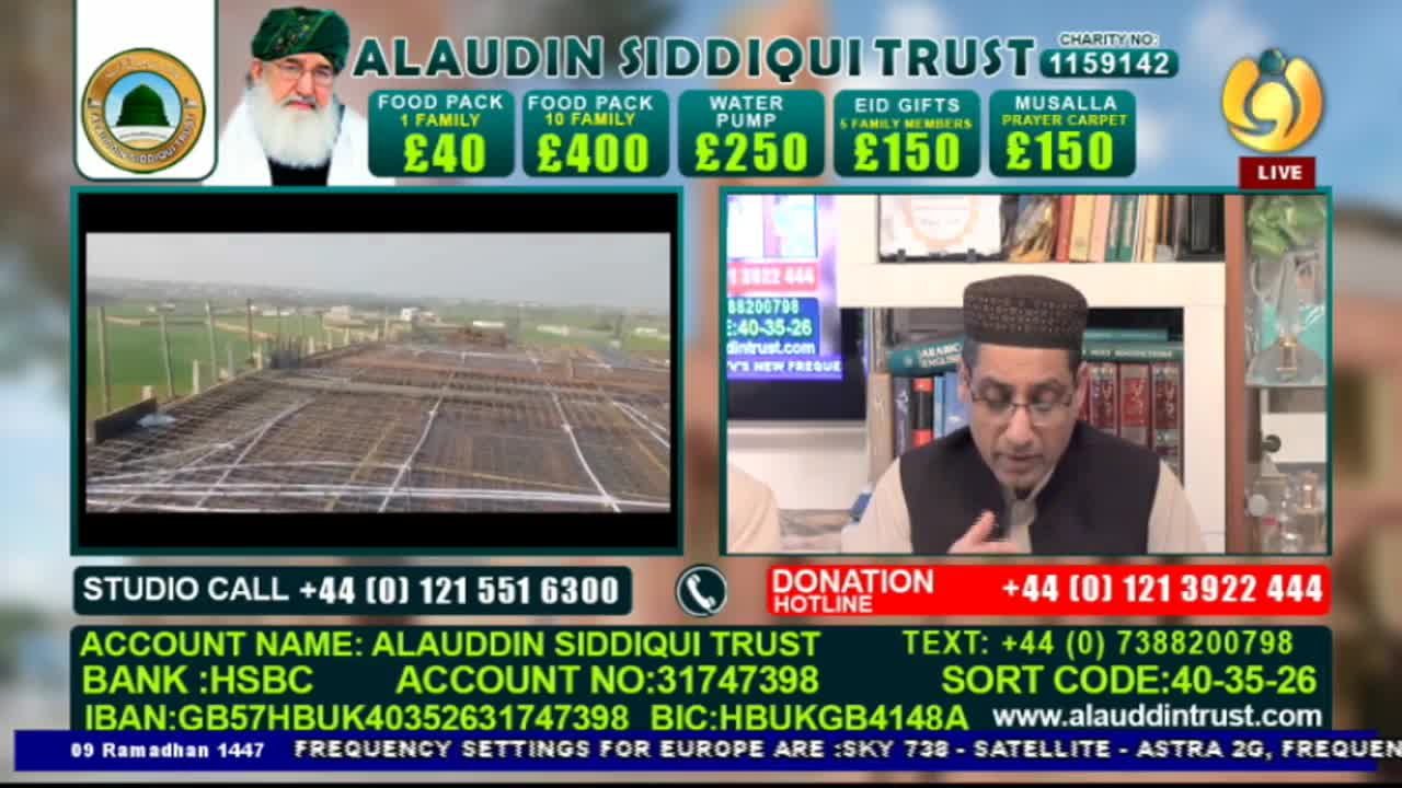 A man in a cap speaks into a microphone, gesturing with his hands. Behind him, a screen displays a construction site with rebar laid out. A man in a cap speaks into a microphone, gesturing with his hands. Behind him, a screen displays a construction site with rebar laid out.