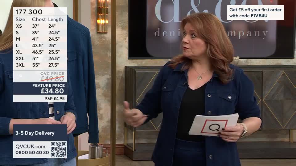 A woman in a denim jacket gestures with her right hand while holding a card with a red "Q" on it. Beside her, a size chart for a garment is displayed, showing chest and length measurements.