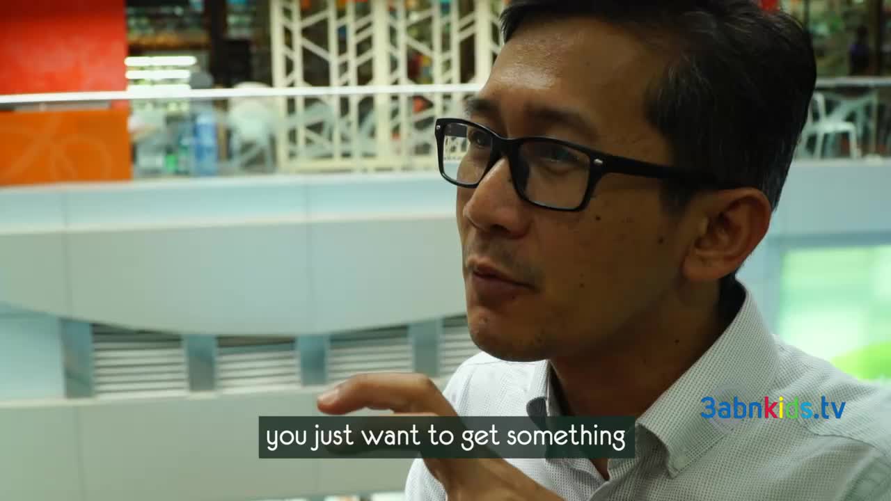 A man in glasses is talking, his hand gesturing as he speaks. The "3abnkids.tv" logo is visible in the corner.
