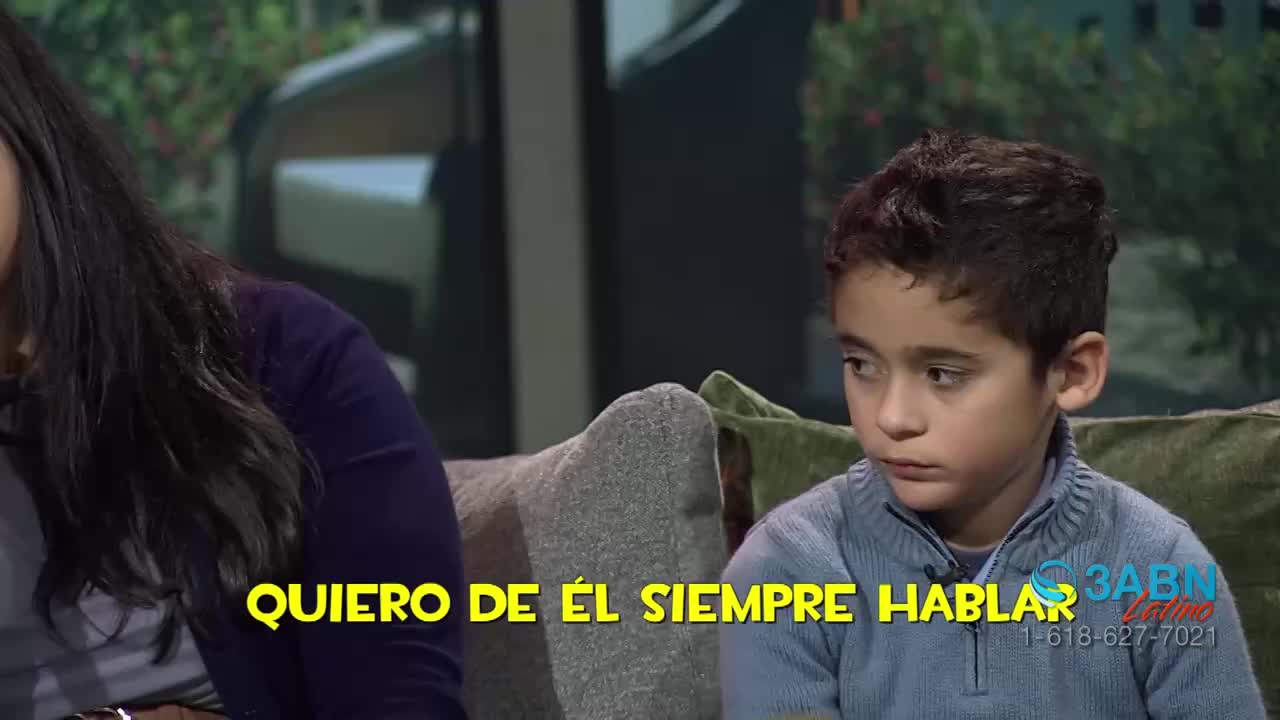 A young boy with dark hair sits on a couch, looking off to the side. Text in Spanish is displayed on the screen, and the 3ABN Latino logo is visible.
