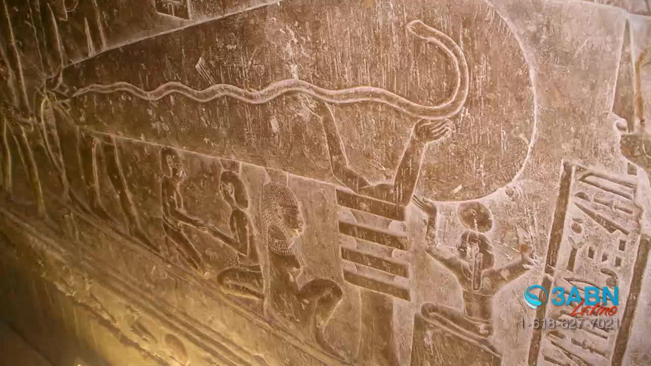 A carved serpent curves across the weathered stone, held aloft by a figure with a striped torso. Other figures are seated, and the scene is illuminated by the logo of 3ABN Latino.
