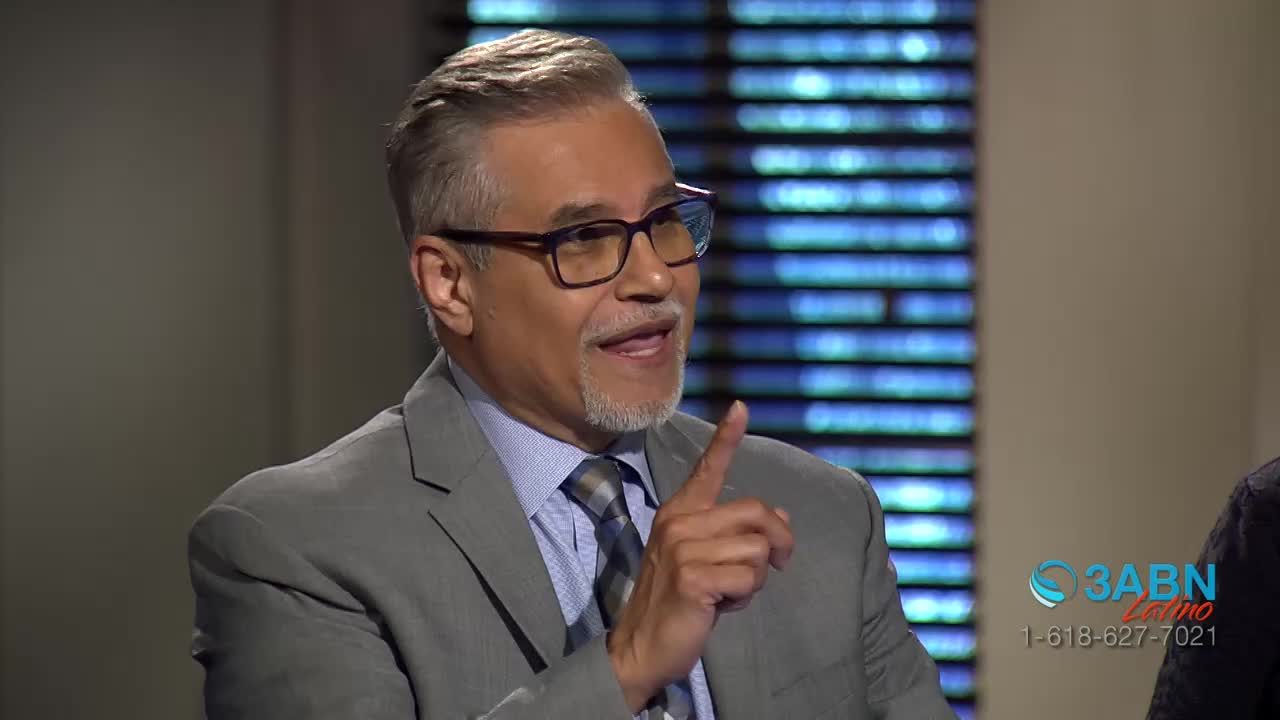 The man in the gray suit gestures with his right index finger, speaking animatedly. The 3ABN Latino logo is visible in the corner.
