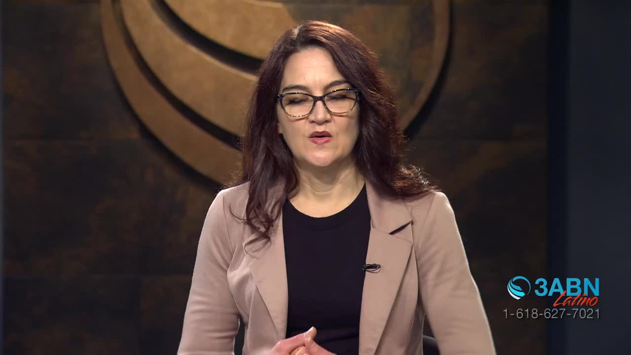 A woman with glasses and dark hair speaks directly to the camera, wearing a blazer over a black top. The 3ABN Latino logo is visible in the corner, with a phone number.
