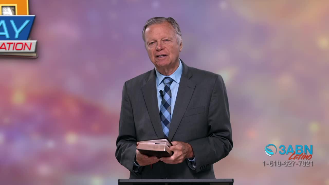 A man in a suit stands at a podium, holding a book. The 3ABN Latino logo is visible on the bottom right.
