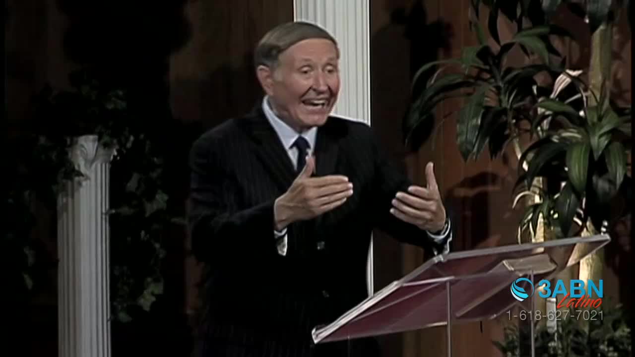 The man in the dark suit gestures with his hands, speaking passionately from behind a lectern. A 3ABN Latino logo is visible in the corner.
