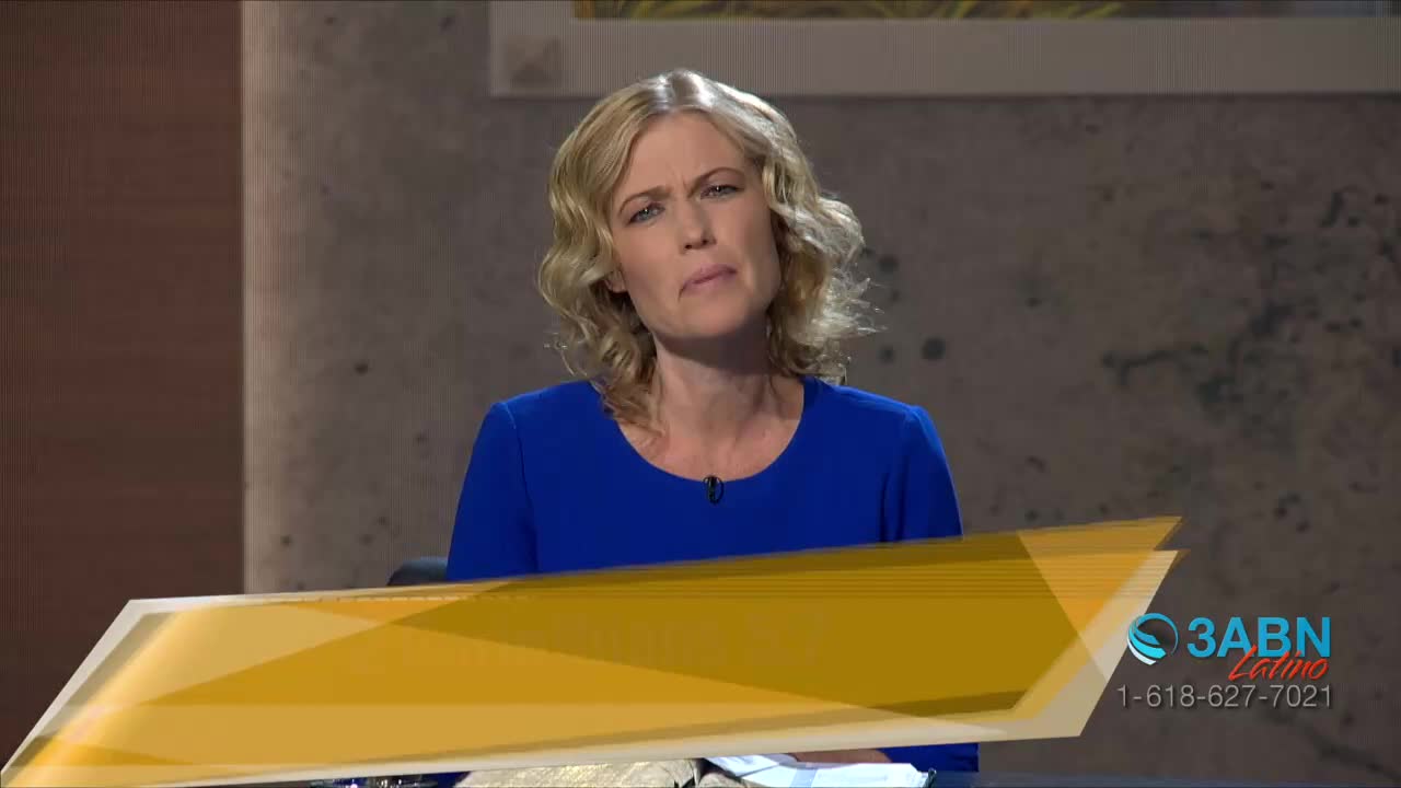 A woman in a blue dress is speaking, her expression thoughtful. A lower third graphic with the 3ABN Latino logo is in the foreground.
