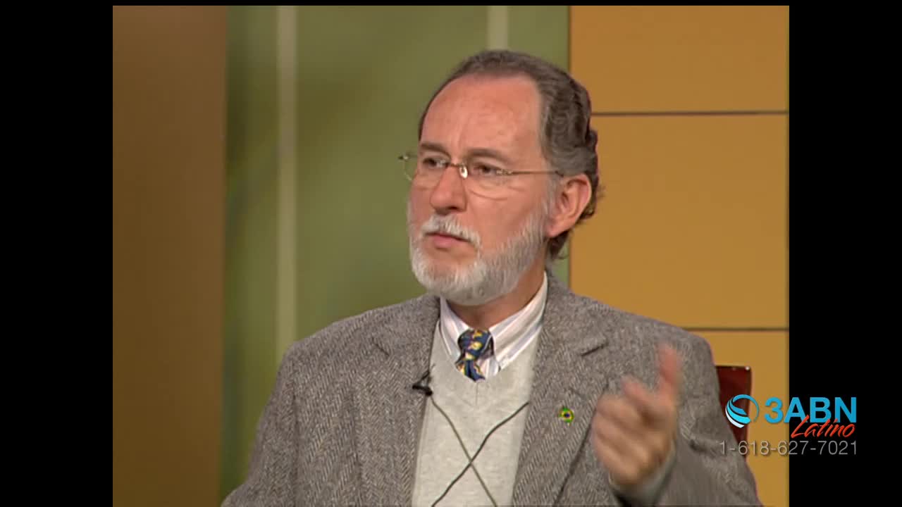 A man with a salt-and-pepper beard gestures with his right hand, speaking on a television program. The 3ABN Latino logo is visible in the corner.
