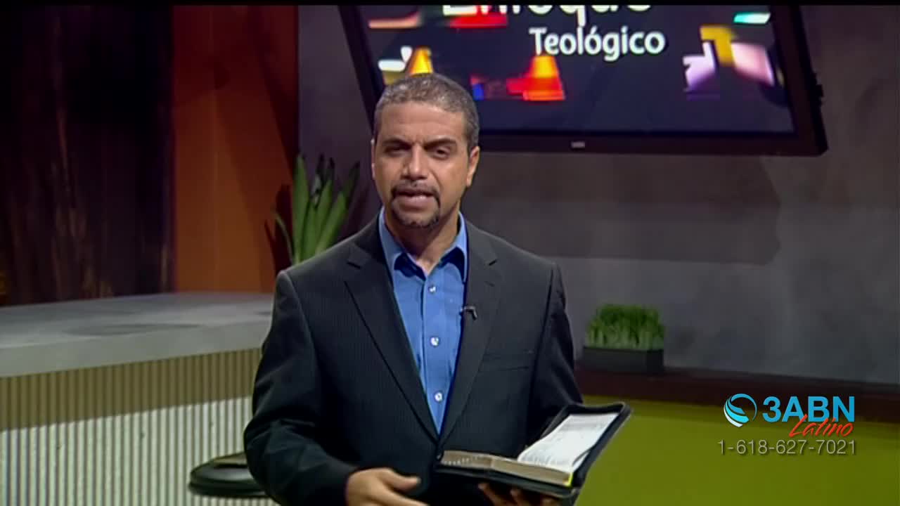 A man in a suit, holding a book, speaks directly to the camera. The 3ABN Latino logo is visible in the corner, and a screen behind him displays Spanish text.
