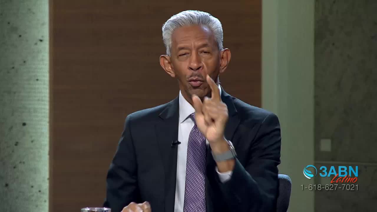 A man in a dark suit and a patterned tie speaks directly to the camera, holding up his right index finger. The 3ABN Latino logo appears in the lower right corner.