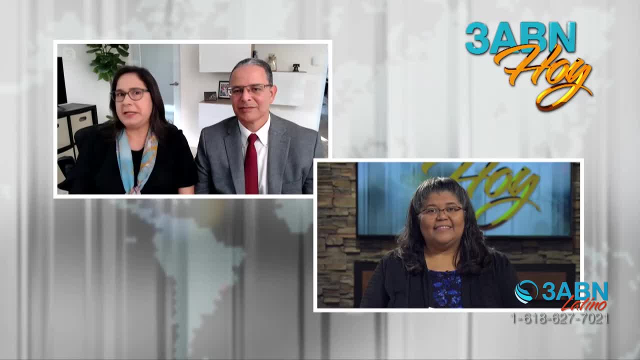 A woman with glasses and a blue scarf speaks animatedly while a man in a suit and red tie sits beside her. Another woman, also wearing glasses, smiles from a separate video feed. The 3ABN Latino logo is visible on screen.