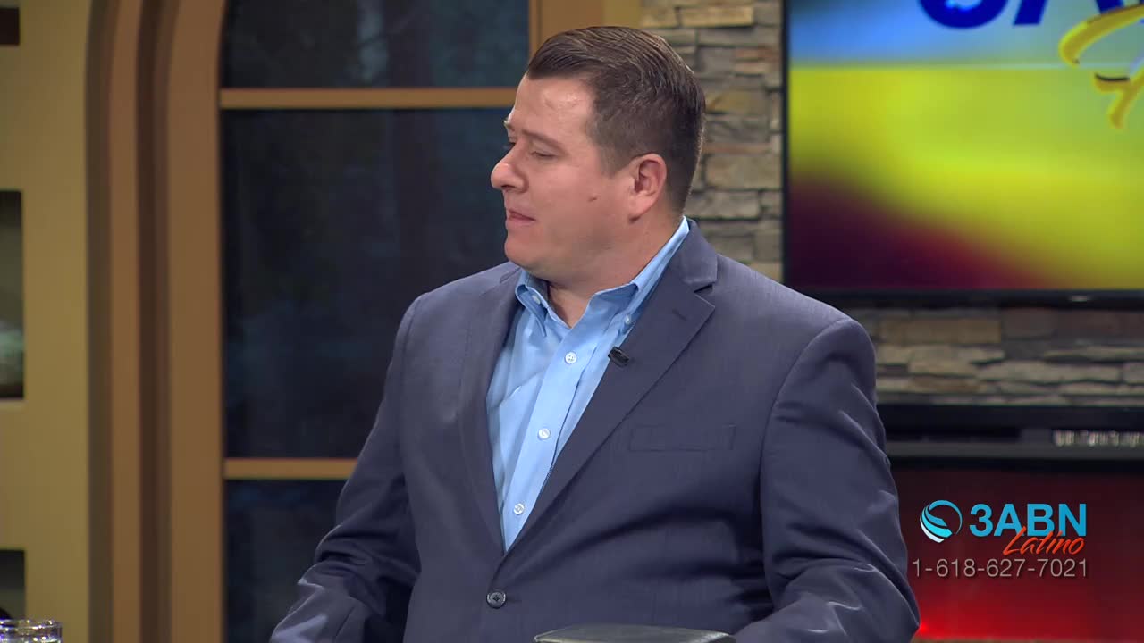 A man in a blue suit and light blue shirt speaks on a set. The 3ABN Latino logo appears in the lower right corner.
