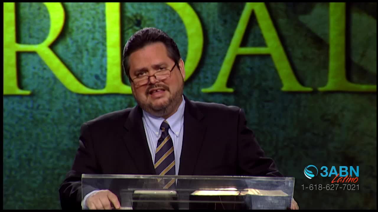 A man in a suit stands behind a lectern, speaking to the camera. The 3ABN Latino logo appears in the lower right corner.