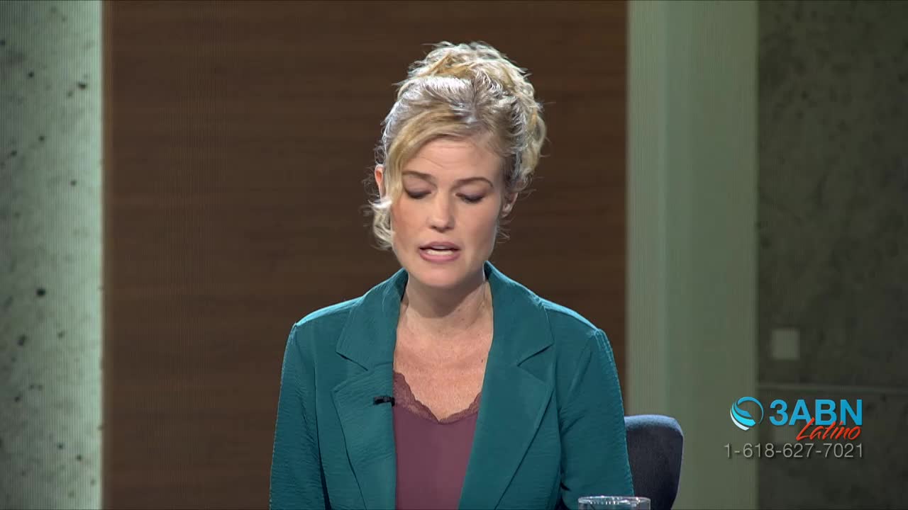 A woman with blonde hair pulled back speaks, her gaze directed downward. A 3ABN Latino logo appears in the lower right corner, alongside a phone number.