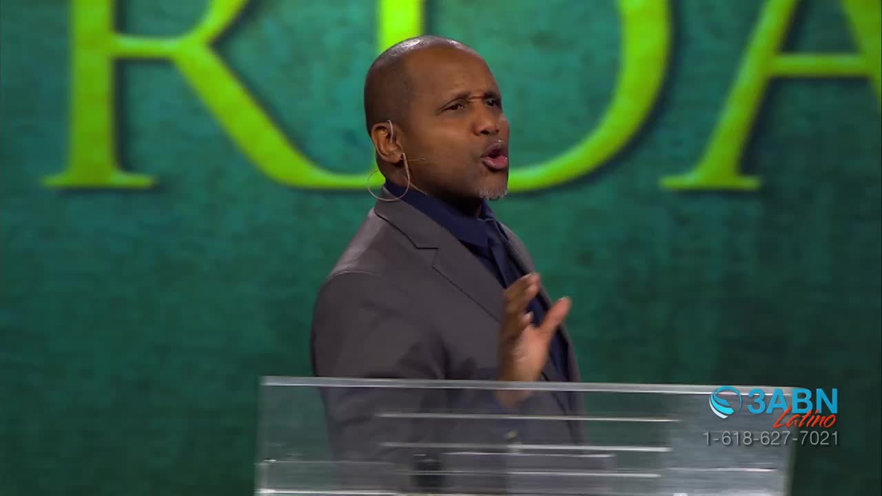 A man in a suit gestures with his hands as he speaks, his mouth open. A logo for 3ABN Latino appears in the lower right corner.