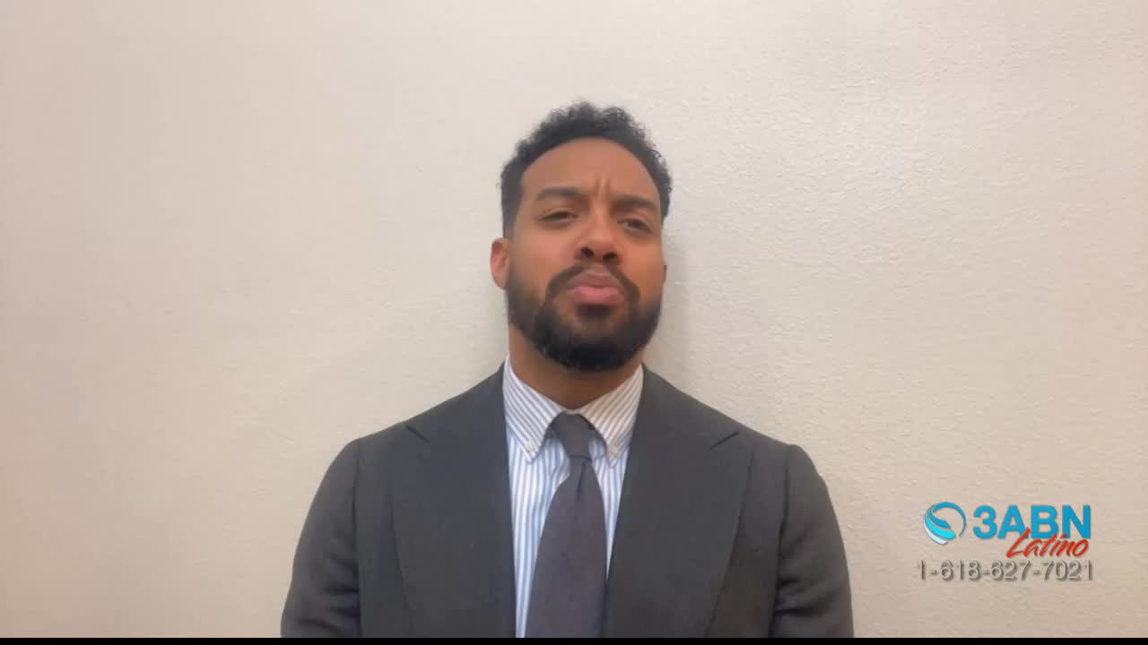 A man in a dark suit and striped shirt speaks directly to the camera. A 3ABN Latino logo appears in the lower right corner.