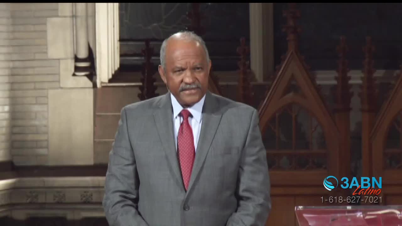 A man in a gray suit and red tie stands before a wooden pulpit. The 3ABN Latino logo appears in the lower right corner.