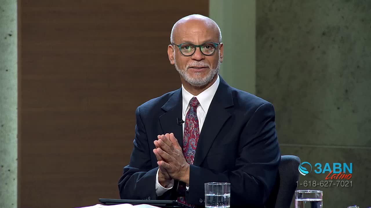 A man in a suit clasps his hands, looking directly forward. A 3ABN Latino logo appears in the corner of the screen.