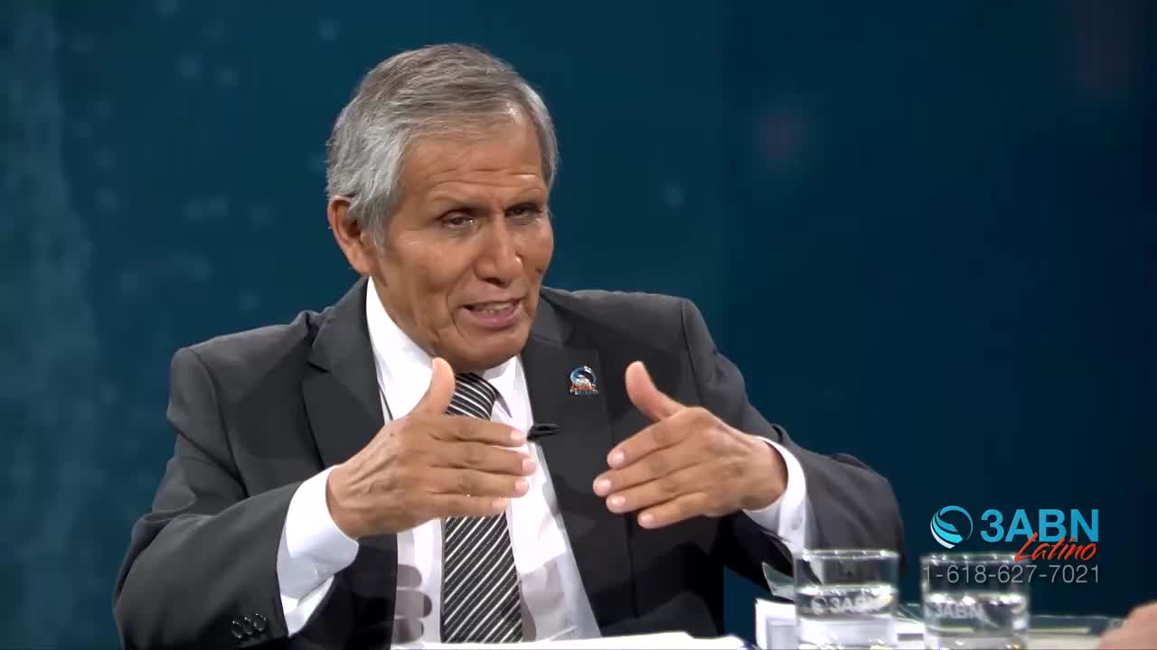 A man in a suit gestures with his hands while speaking, his gray hair neatly combed. The 3ABN Latino logo appears in the lower right corner of the screen.