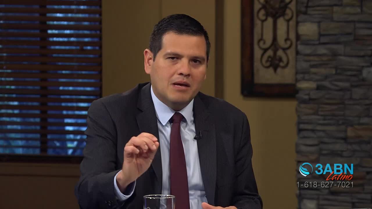 A man in a suit and tie speaks, his right hand gesturing. The 3ABN Latino logo appears in the lower right corner.