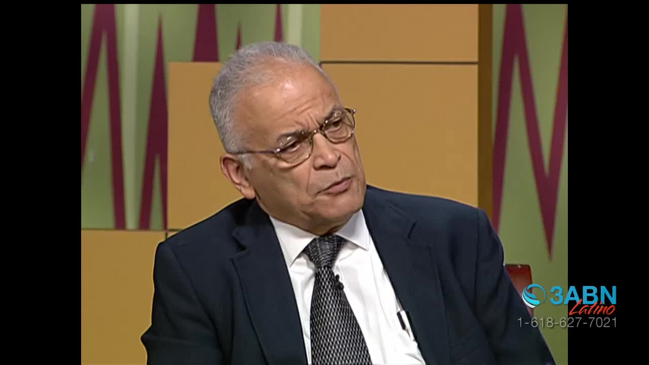 A man in a suit and tie leans forward, listening intently. A logo for 3ABN Latino appears in the corner of the screen.