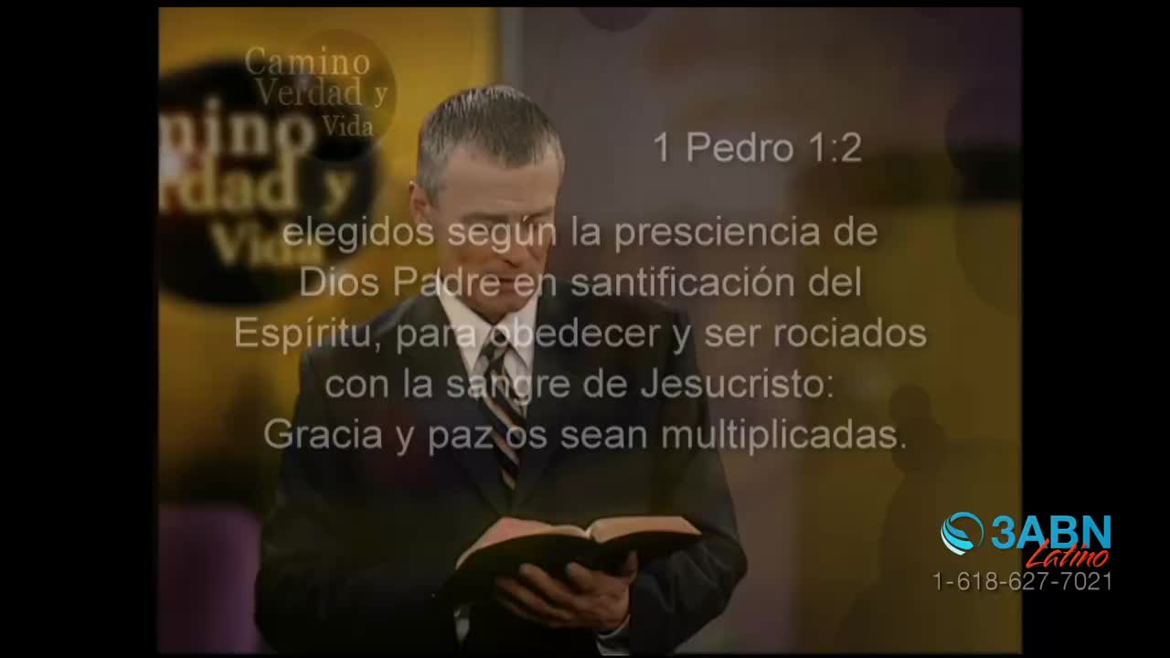 A man in a suit stands holding an open Bible, reading from it. Spanish text overlays the scene, alongside the 3ABN Latino logo.