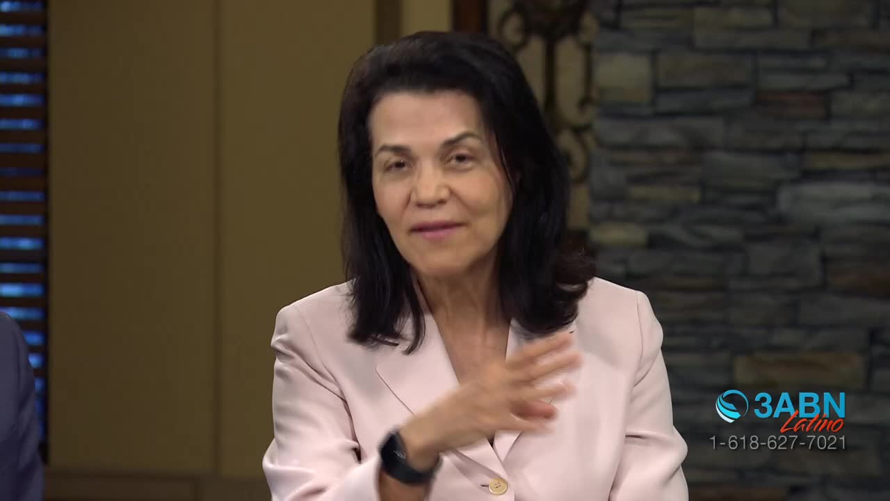 A woman in a light pink suit speaks with her hand raised, gesturing as she talks. The 3ABN Latino logo appears in the lower right corner.