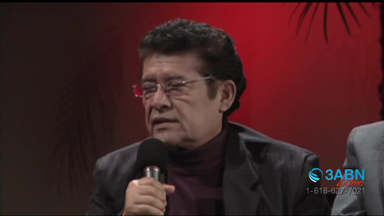 A man with glasses speaks into a microphone, his expression earnest. A logo for 3ABN Latino appears in the lower right corner.