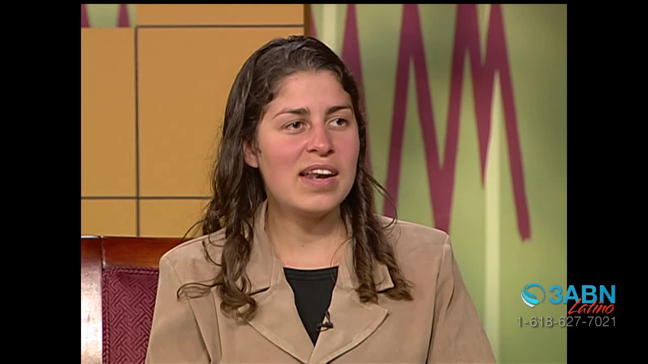 A young woman with dark, curly hair speaks animatedly, wearing a tan jacket over a black shirt. The 3ABN Latino logo appears in the lower right corner of the screen.