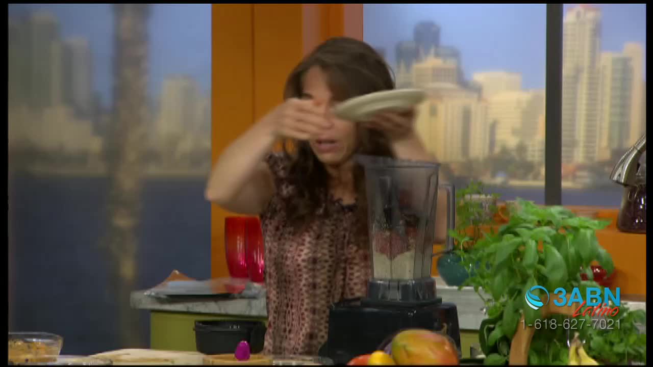 A woman is holding a plate over her face as she stands next to a blender. The 3ABN Latino logo is visible in the corner of the screen.