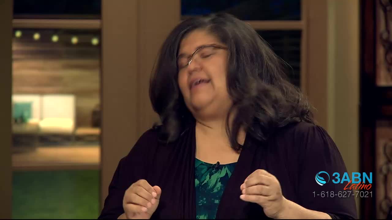 The woman speaks with her hands gesturing, her eyes closed. A 3ABN Latino logo appears in the corner.