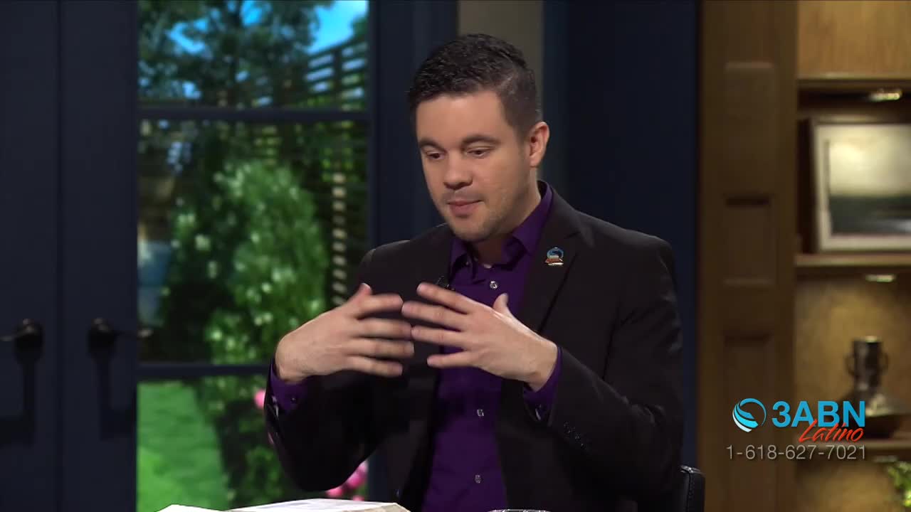 A man in a purple shirt and black blazer gestures with his hands while speaking. A 3ABN Latino logo appears in the lower right corner.