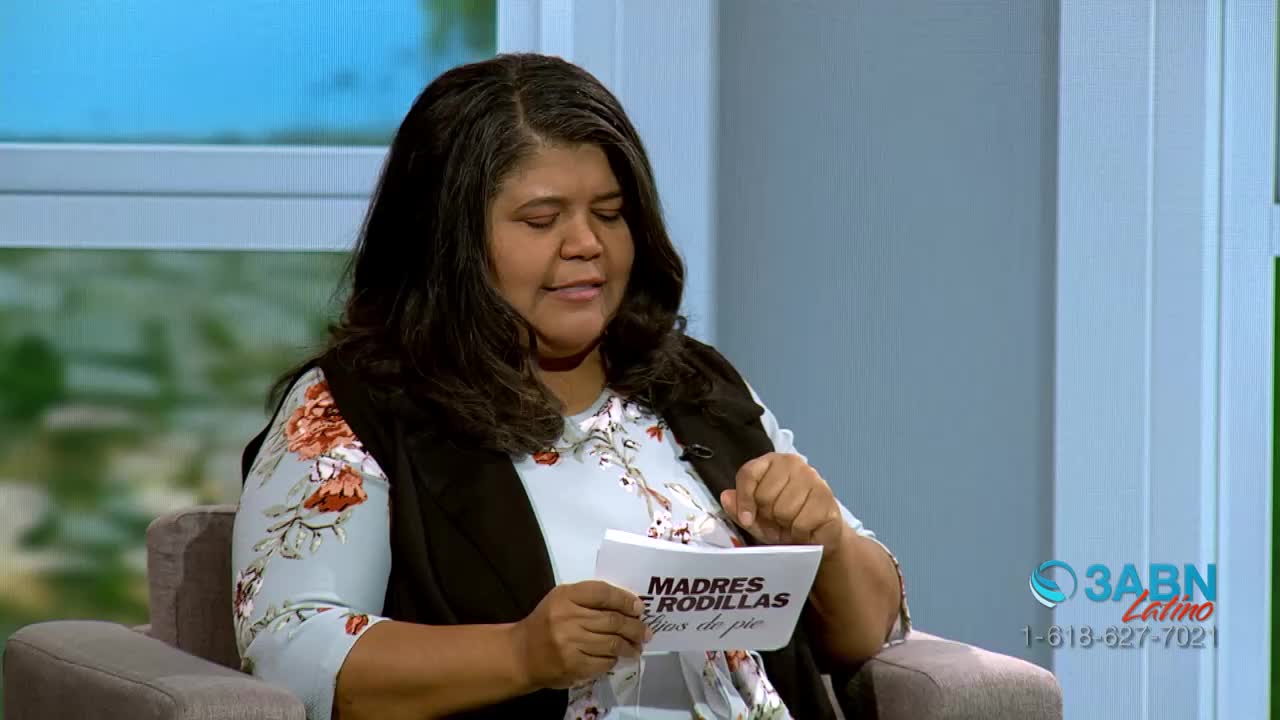 A woman sits in a chair, holding a paper with Spanish text. The 3ABN Latino logo appears in the lower right corner.