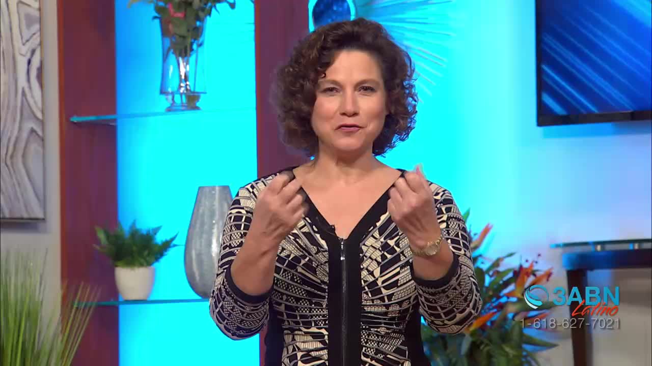 A woman with curly brown hair gestures with both hands as she speaks. The 3ABN Latino logo appears in the lower right corner.