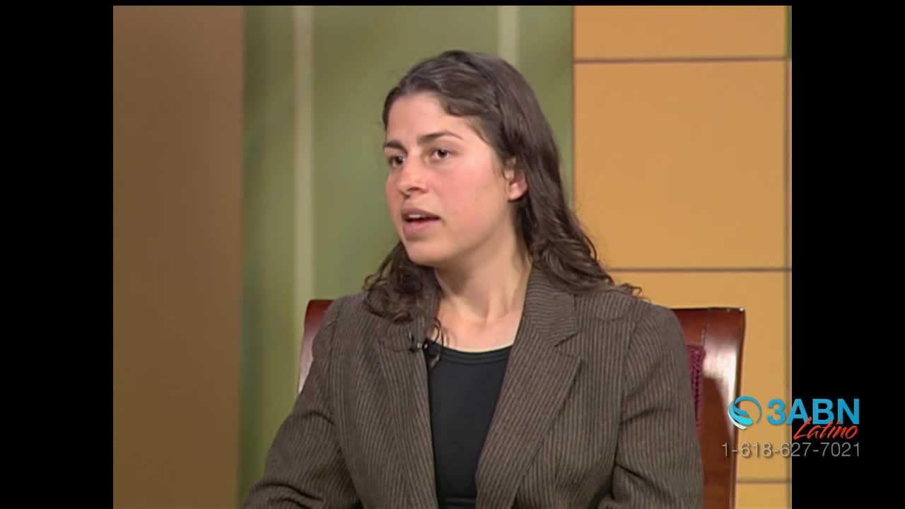 A young woman in a pinstripe blazer speaks, her dark curly hair framing her face. The 3ABN Latino logo appears in the corner of the screen.