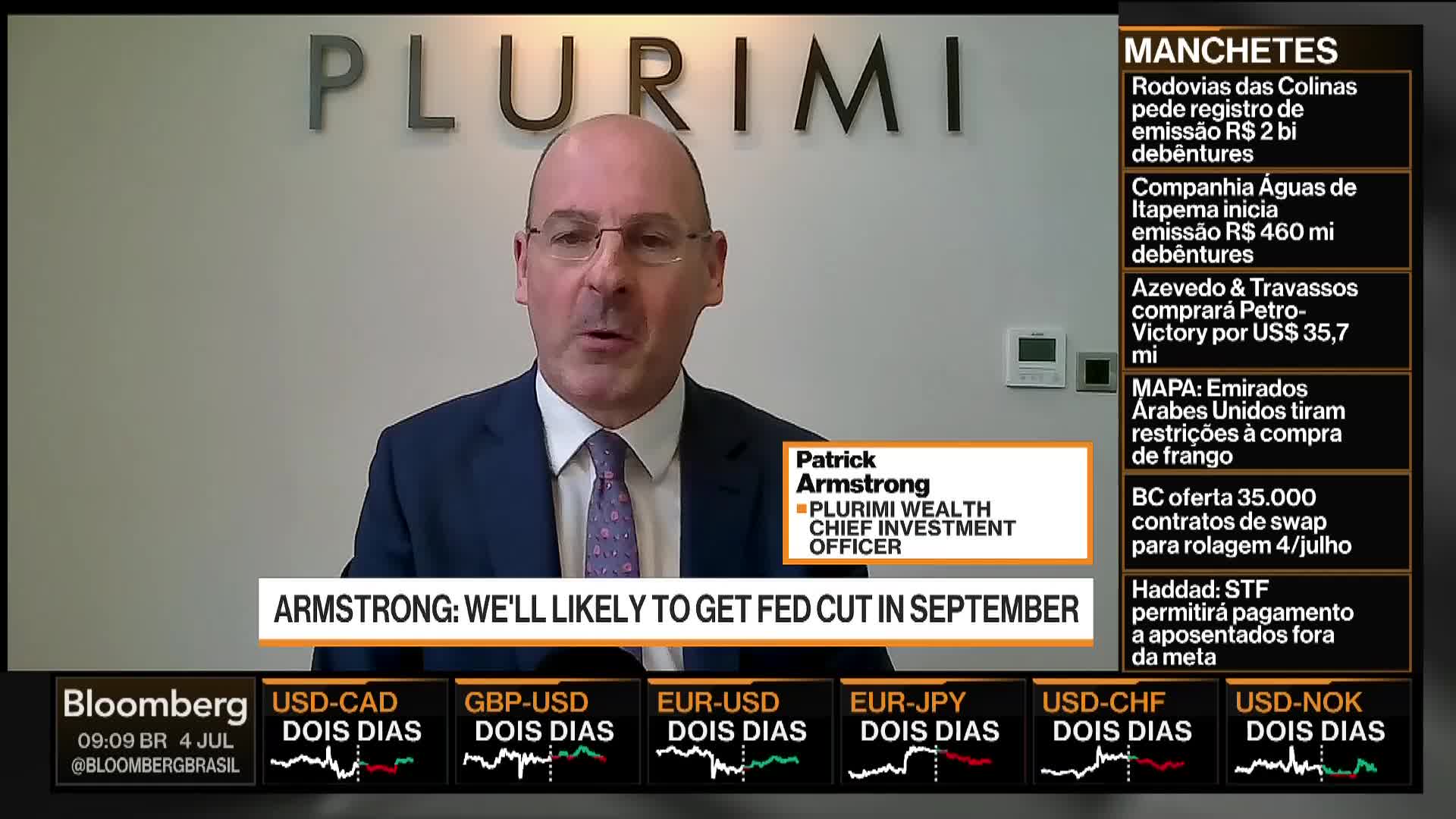 A man in a suit, identified as Patrick Armstrong from Plurimi Wealth, is speaking on Bloomberg TV. The screen displays financial news headlines in Portuguese.
