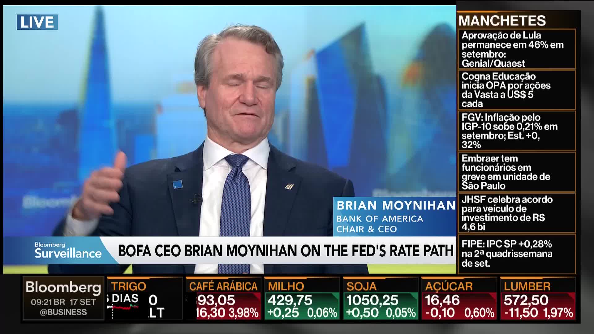 Brian Moynihan, the Bank of America CEO, gestures with his right hand while speaking on Bloomberg TV. The broadcast includes market data and news headlines in Portuguese on the right side of the screen.
