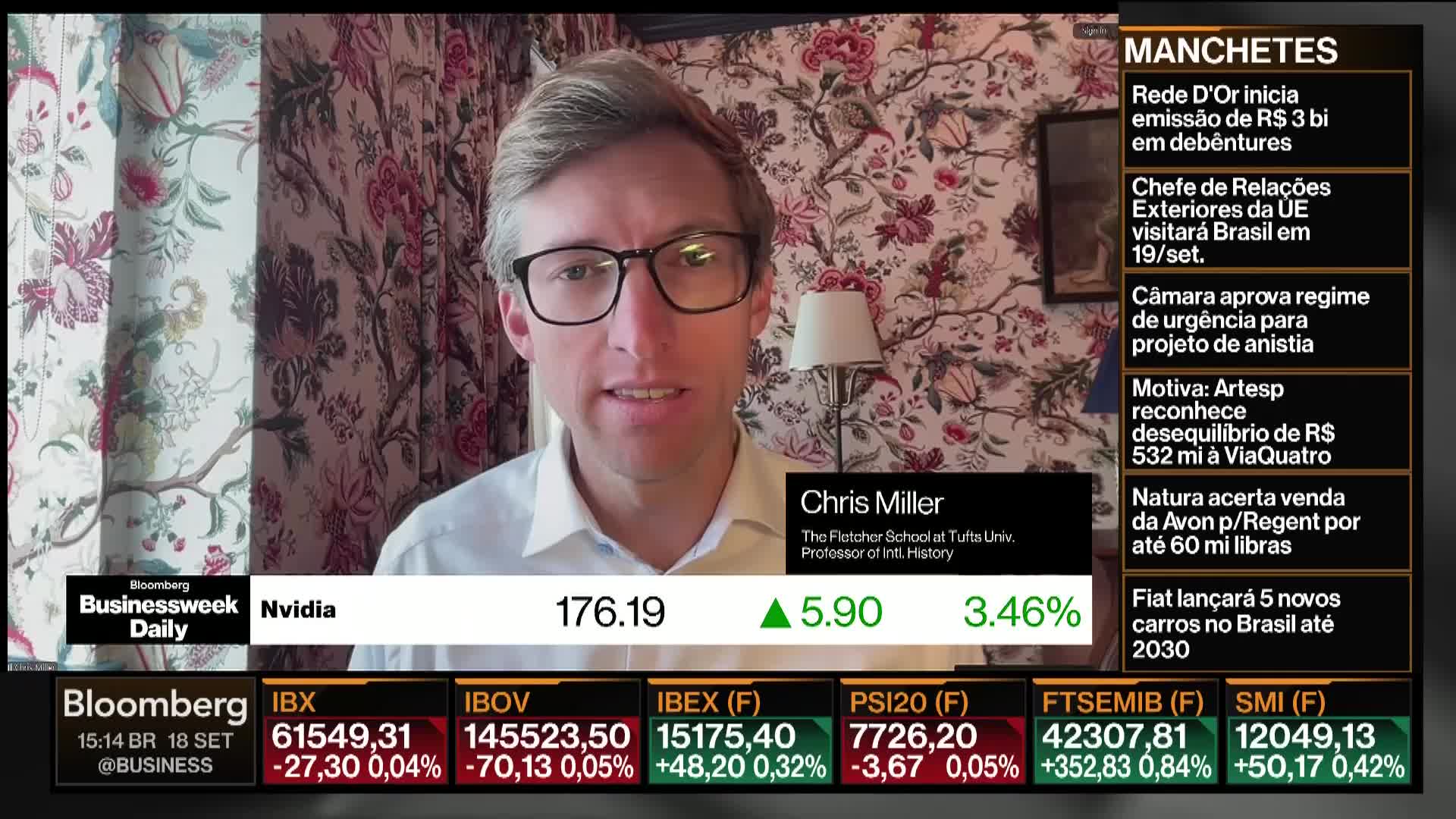 A man in glasses speaks directly to the camera, identified as Chris Miller on Bloomberg Businessweek Daily. Behind him, a news ticker displays stock market data and headlines in Portuguese.
