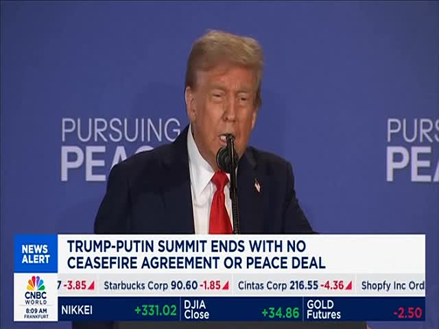 Donald Trump, wearing a suit and red tie, speaks into a microphone with "Pursuing Peace" visible behind him. CNBC World's news ticker at the bottom reports the Trump-Putin summit ended without a ceasefire agreement.

