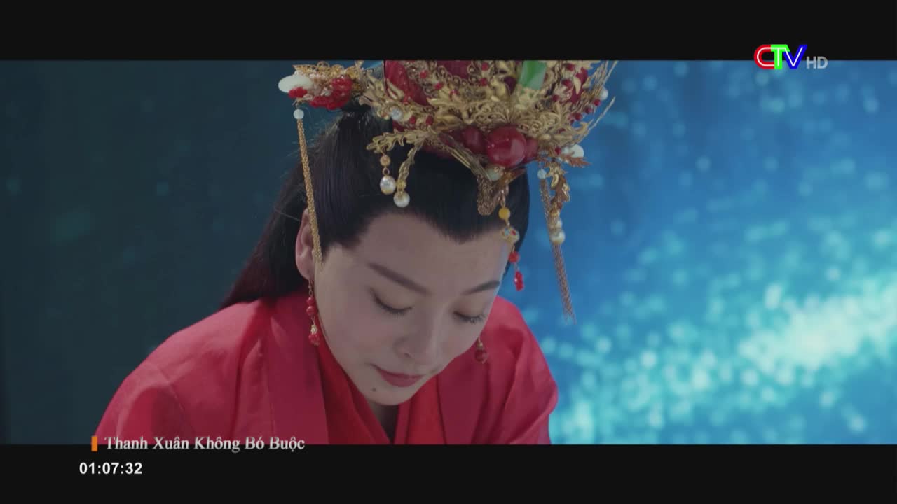 A woman in a red robe and ornate headdress looks down, her expression soft. The scene is from a show on Bac Lieu TV, and the timecode reads 01:07:32.
