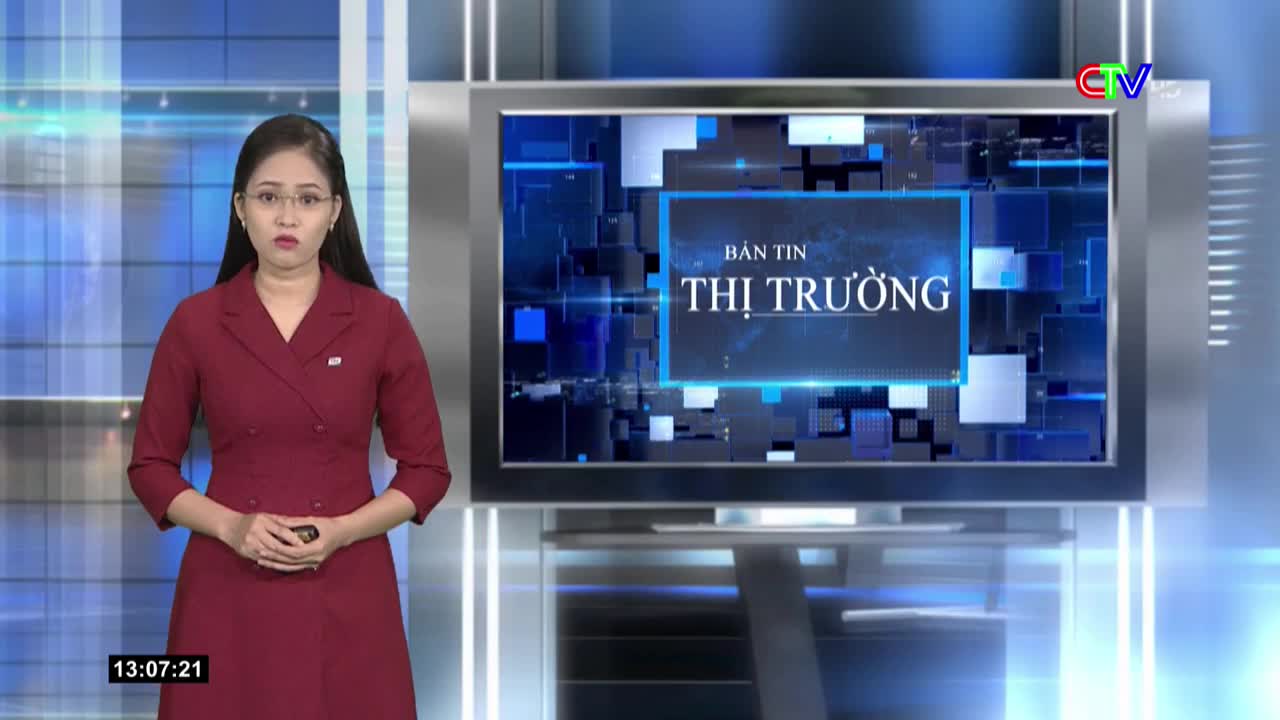 A woman in a maroon dress stands in front of a large screen displaying Vietnamese text. The Bac Lieu TV logo is visible in the top right corner.
