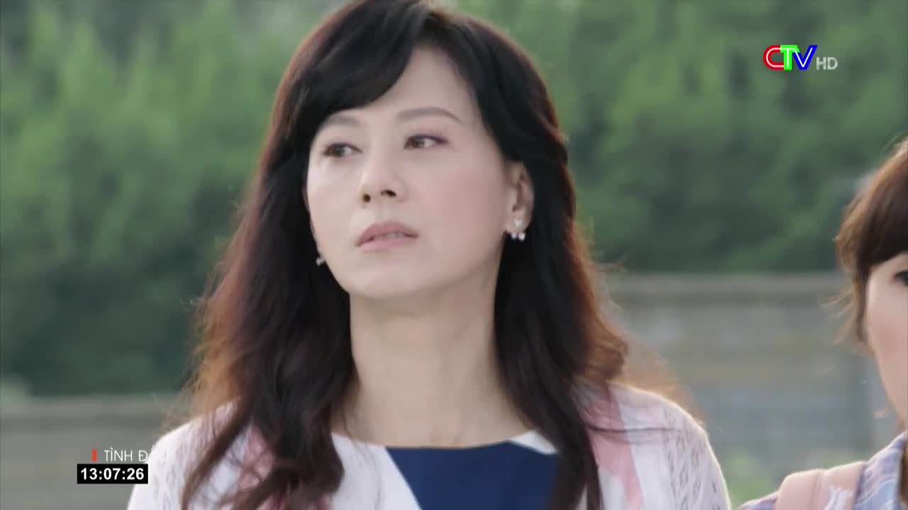 The woman with dark hair looks off to the side, her expression thoughtful. A Bac Lieu TV logo and time stamp are visible in the corner, suggesting a scene from a Vietnamese broadcast.
