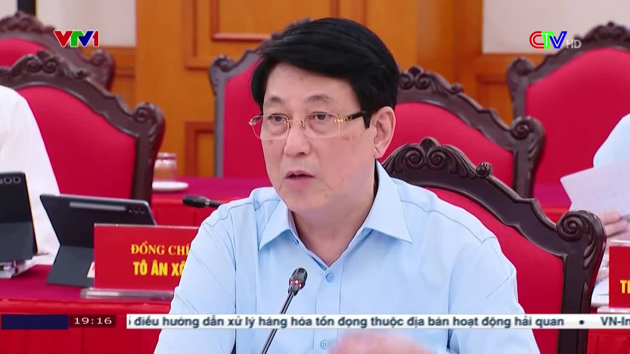 A man in glasses and a light blue shirt is speaking into a microphone. The scene is being broadcast on VTV1, with the Bac Lieu TV logo visible.
