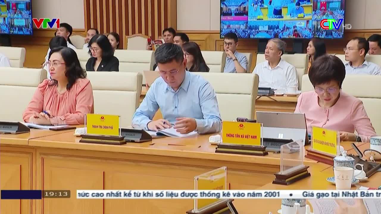 A group of people sit at a long table, papers and laptops in front of them. The scene is broadcast on Bac Lieu TV, with a VTV logo in the corner.
