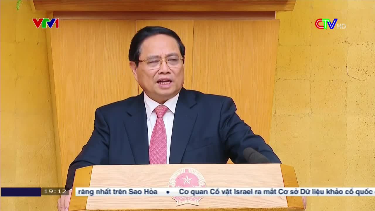 A man in a suit and tie speaks at a podium, his mouth open as he addresses the camera. The VTV1 and CTV HD logos are visible, and the time is 19:12.

