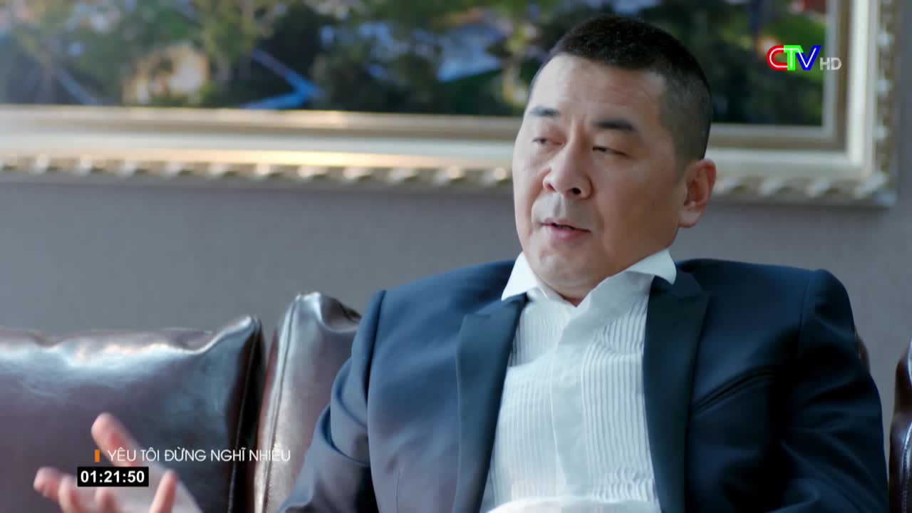 A man in a dark suit sits on a leather sofa, his face animated as he speaks. The CTV HD logo and Vietnamese text overlay the bottom left of the screen.
