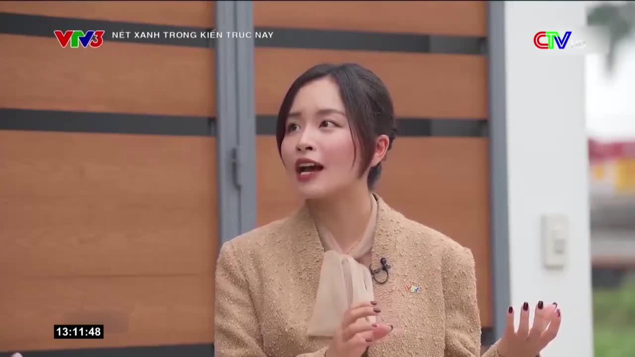The woman, on VTV3, is speaking with her hands, gesturing as she makes a point. The time is 13:11:48 on the screen, and the Bac Lieu TV logo is visible.
