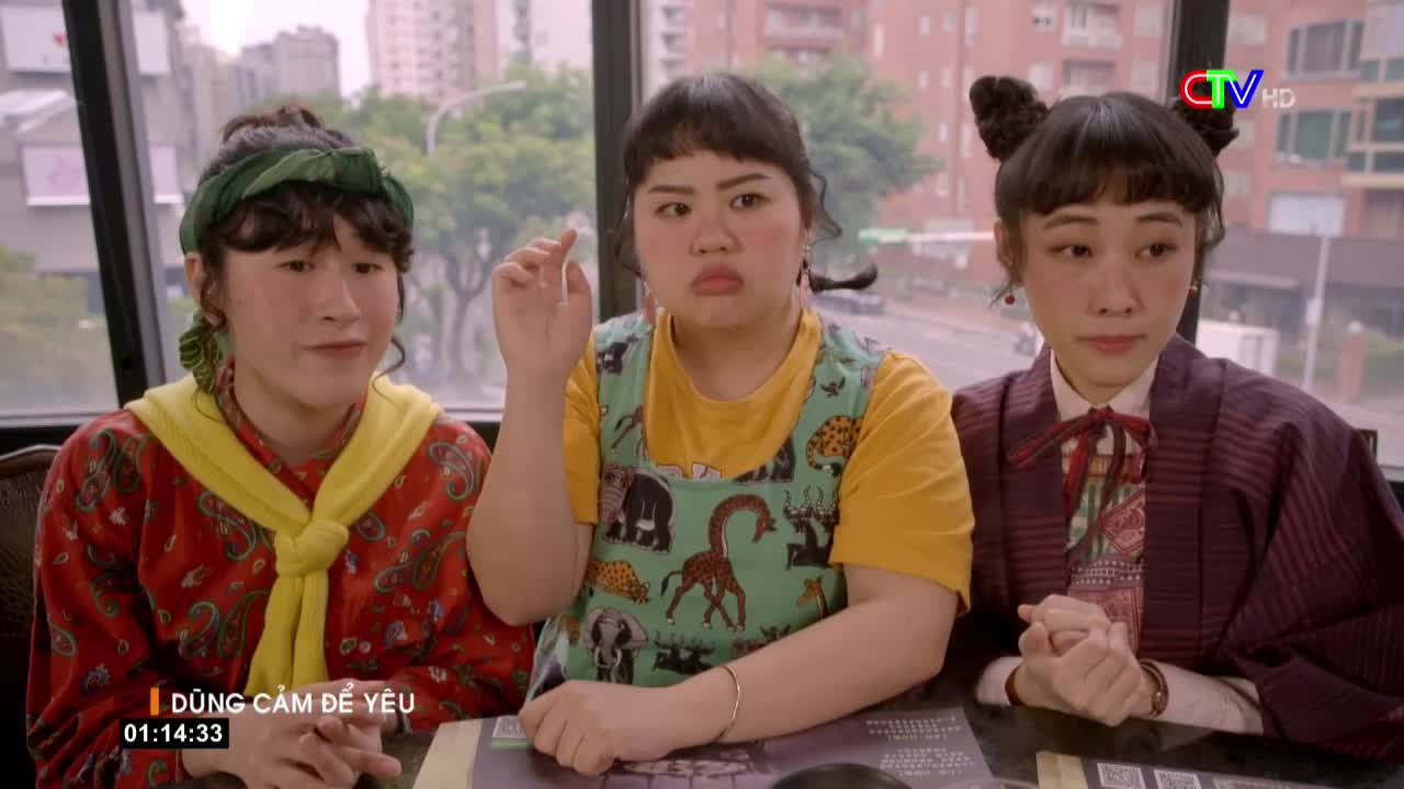 Three women sit at a table, the middle one gesturing with her hand while the others look on. The scene is likely a segment from a show on CTV HD, a Vietnamese television channel.
Three women sit at a table, the middle one gesturing with her hand while the others look on. The scene is likely a segment from a show on CTV HD, a Vietnamese television channel.